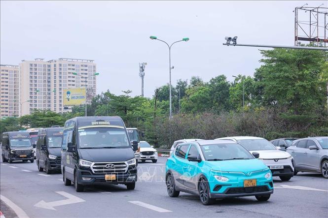 Lượng xe lưu thông trên đường cao tốc Pháp Vân - Cầu Giẽ đoạn đầu Công viên Yên Sở đã đông hơn ngày thường  (ảnh chụp 8h15'). Ảnh: Hoàng Hiếu - TTXVN