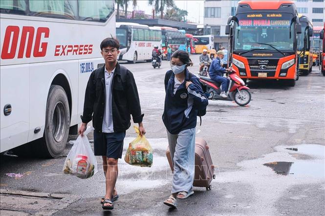 Hành khách từ các tỉnh về đến Bến xe Nước Ngầm (ảnh chụp lúc 7h55'). Ảnh: Hoàng Hiếu - TTXVN