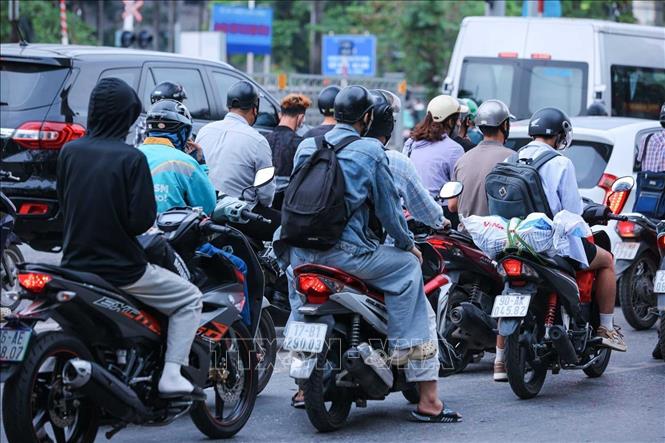 Từ hơn 7h sáng 3/5, lượng người và phương tiện di chuyển từ Quốc lộ 1A hướng về đường Ngọc Hồi đi trung tâm Hà Nội đã đông đúc. Ảnh: Hoàng Hiếu - TTXVN