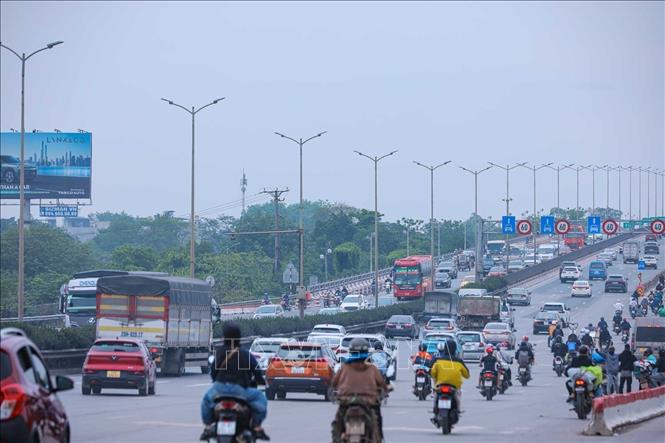 Lưu lượng phương tiện đi vào trung tâm Hà Nội từ hướng cầu Thanh Trì tăng nhanh so với những ngày nghỉ lễ. Ảnh: Hoàng Hiếu - TTXVN