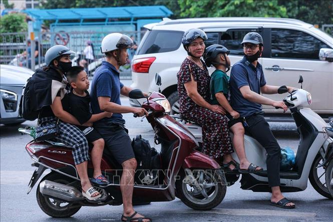 Nhiều gia đình đưa trẻ em quay trở lại Hà Nội, sẵn sàng nhịp sống thường nhật sau kỳ nghỉ lễ. Ảnh: Hoàng Hiếu - TTXVN