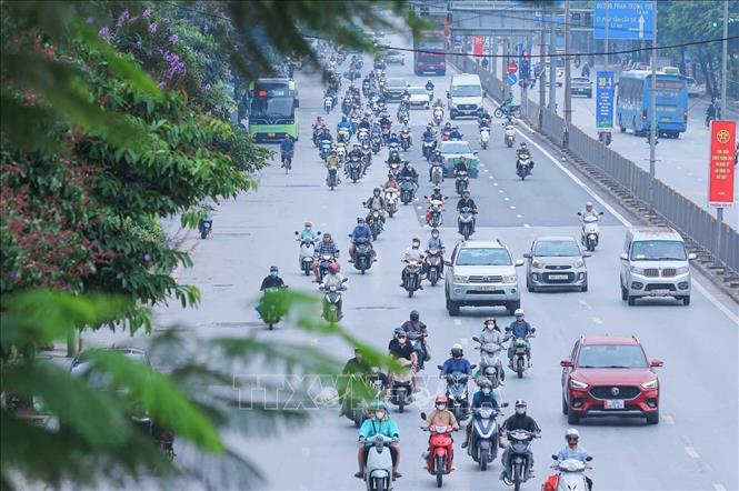 Trên các trục đường chính, mật độ giao thông gia tăng đáng kể (ảnh chụp tại đường Ngọc Hồi lúc 7h25'). Ảnh: Hoàng Hiếu - TTXVN