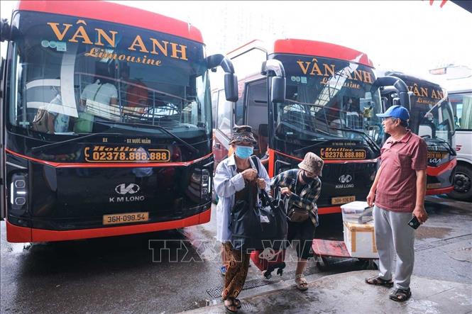 Hành khách từ các tỉnh về đến Bến xe Nước Ngầm (ảnh chụp lúc 7h55'). Ảnh: Hoàng Hiếu - TTXVN