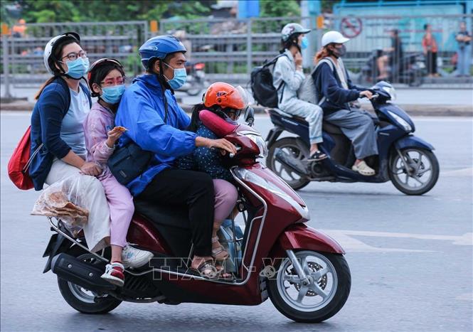 Trẻ em theo gia đình quay trở lại Hà Nội, sẵn sàng nhịp sống thường nhật sau kỳ nghỉ lễ. Ảnh: Hoàng Hiếu - TTXVN