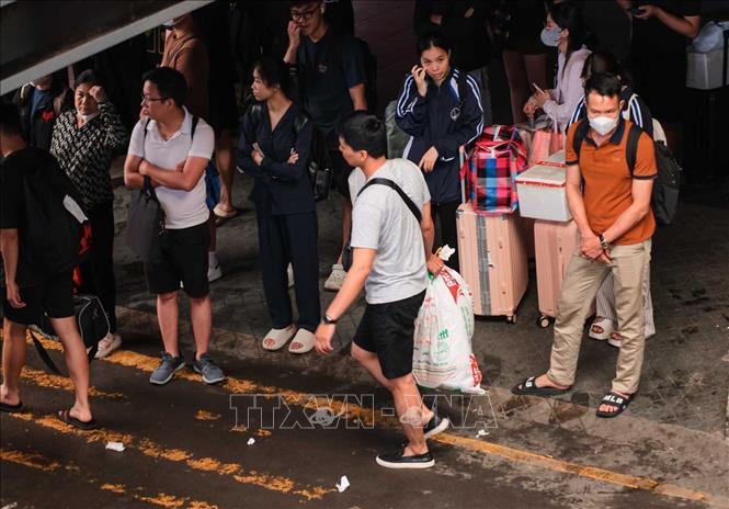 Hành khách xuống Bến xe Nước Ngầm, chờ xe để tiếp tục di chuyển vào khu vực trung tâm Hà Nội. Ảnh: Hoàng Hiếu - TTXVN