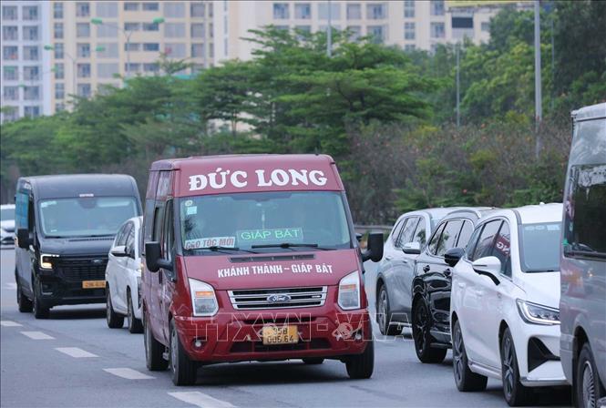 Lượng xe lưu thông trên đường cao tốc Pháp Vân - Cầu Giẽ đoạn đầu Công viên Yên Sở đã đông hơn ngày thường  (ảnh chụp 8h15'). Ảnh: Hoàng Hiếu - TTXVN