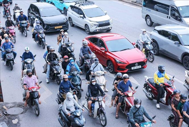Hơn 7h30', đường Ngọc Hồi đã đông đúc người và phương tiện lưu thông. Ảnh: Hoàng Hiếu-  TTXVN