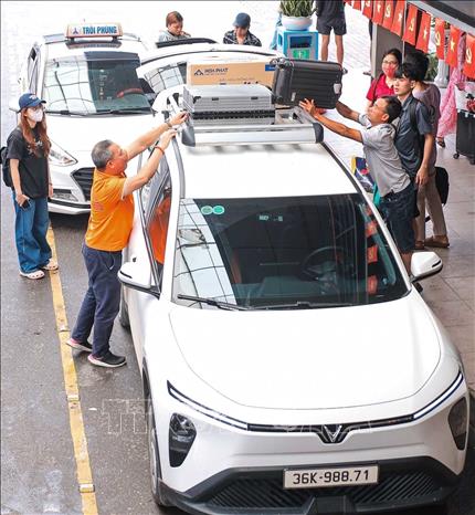Hành khách xuống xe tại Bến xe Nước Ngầm, tiếp tục bắt xe di chuyển vào trung tâm Hà Nội (ảnh chụp lúc 7h52'). Ảnh: Hoàng Hiếu - TTXVN