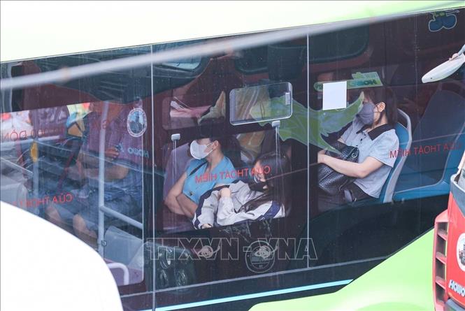 Nhiều hành khách quay trở lại Hà Nội, sẵn sàng quay lại nhịp sống thường nhật. Ảnh: Hoàng Hiếu - TTXVN