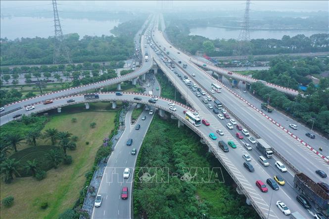 Lượng xe lưu thông ùn ứ ở nút giao thông Pháp Vân – Cầu Giẽ. Ảnh: Minh Đức - TTXVN