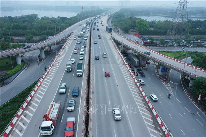 Lượng xe lưu thông ùn ứ ở nút giao thông Pháp Vân – Cầu Giẽ. Ảnh: Minh Đức - TTXVN