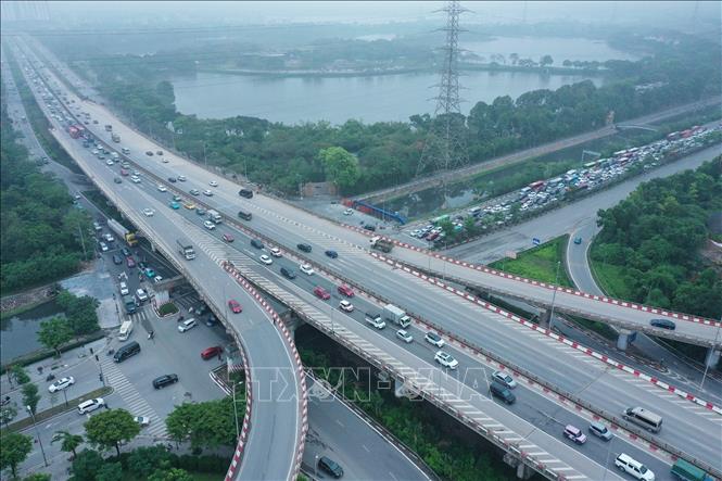 Lượng xe lưu thông ùn ứ ở nút giao thông Pháp Vân – Cầu Giẽ. Ảnh: Minh Đức - TTXVN