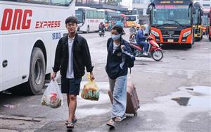 Người dân ùn ùn trở lại Hà Nội sau dịp nghỉ lễ