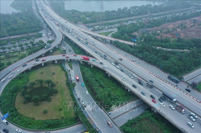 Lượng xe lưu thông ùn ứ ở nút giao thông Pháp Vân – Cầu Giẽ. Ảnh: Minh Đức - TTXVN