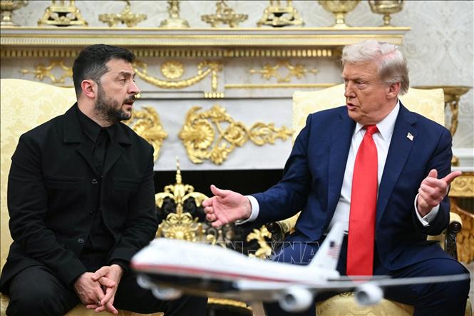 Ngày 30/4, Tổng thống Ukraine Volodymyr Zelensky (trái) cho biết sẽ đề nghị  cung cấp thêm thông tin về đề xuất ngừng bắn mà Tổng thống Nga Vladimir Putin đề cập trong cuộc điện đàm với Tổng thống Mỹ Donald Trump. Kiev muốn biết rõ đề xuất của Moskva là chỉ bảo đảm an ninh vài giờ cho lễ duyệt binh kỷ niệm Ngày Chiến thắng trong Chiến tranh Vệ quốc vĩ đại (9/5) hay nhiều hơn thế. Theo ông Zelensky, Ukraine cần một thỏa thuận ngừng bắn lâu dài với an ninh đáng tin cậy, đảm bảo cho người dân cũng như một nền hòa bình bền vững. Ảnh: The Guardian/TTXVN