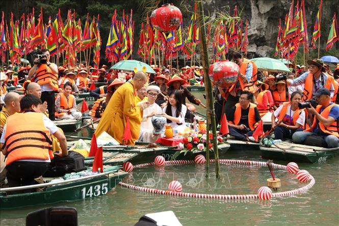 Nghi thức rước nước độc đáo tại lễ hội. Ảnh: Đức Phương – TTXVN