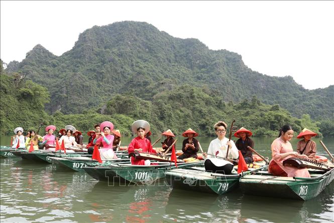Các tiết mục văn nghệ truyền thống đặc sắc tại lễ hội. Ảnh: Đức Phương – TTXVN