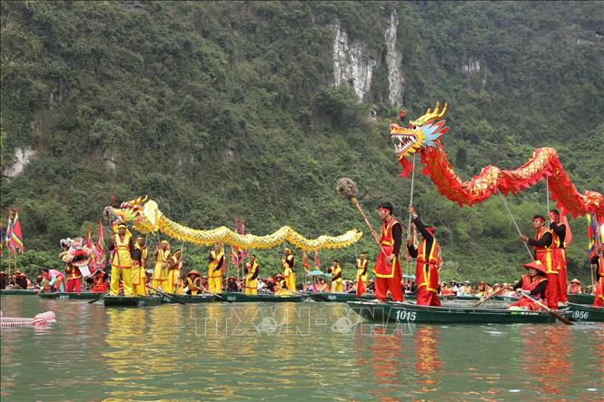 Nghi thức rước thuyền rồng độc đáo trên sông tại lễ hội. Ảnh: Đức Phương – TTXVN
