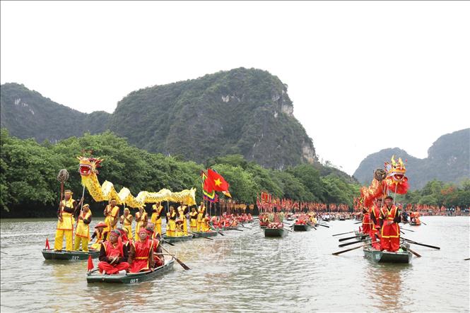 Nghi thức rước thuyền rồng độc đáo trên sông tại lễ hội. Ảnh: Đức Phương – TTXVN