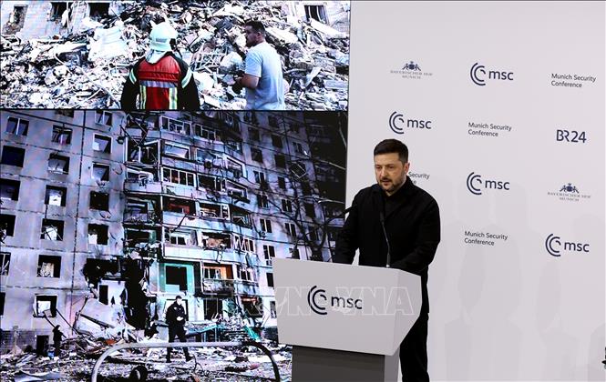 Ngày 30/4, Tổng thống Ukraine Volodymyr Zelensky (ảnh) cho biết sẽ đề nghị  cung cấp thêm thông tin về đề xuất ngừng bắn mà Tổng thống Nga Vladimir Putin đề cập trong cuộc điện đàm với Tổng thống Mỹ Donald Trump. Kiev muốn biết rõ đề xuất của Moskva là chỉ bảo đảm an ninh vài giờ cho lễ duyệt binh kỷ niệm Ngày Chiến thắng trong Chiến tranh Vệ quốc vĩ đại (9/5) hay nhiều hơn thế. Theo ông Zelensky, Ukraine cần một thỏa thuận ngừng bắn lâu dài với an ninh đáng tin cậy, đảm bảo cho người dân cũng như một nền hòa bình bền vững. Ảnh: THX/TTXVN