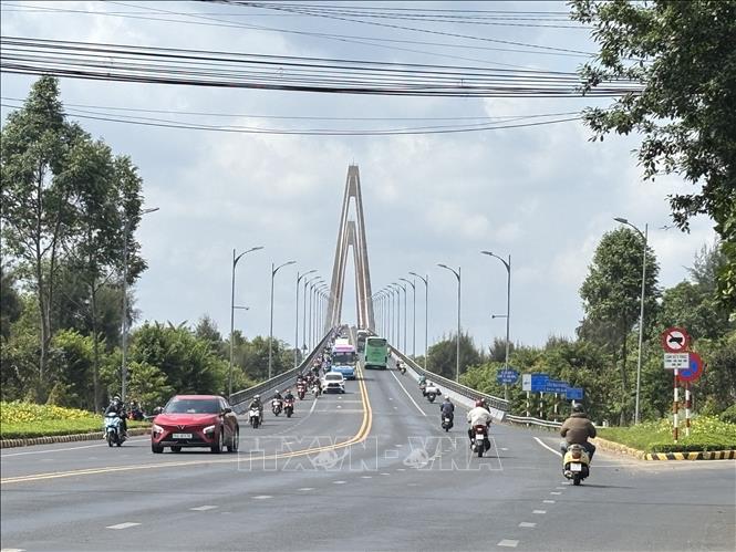 Người dân di chuyển về thành phố Hồ Chí Minh theo hướng cầu Rạch Miễu đang tăng dần. Ảnh: Hồng Nhung - TTXVN