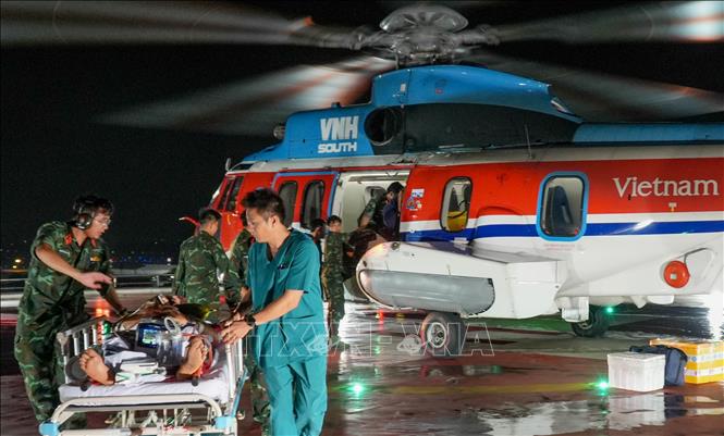Trực thăng vận chuyển người bệnh từ Trường Sa về đất liền an toàn. Ảnh: TTXVN phát 