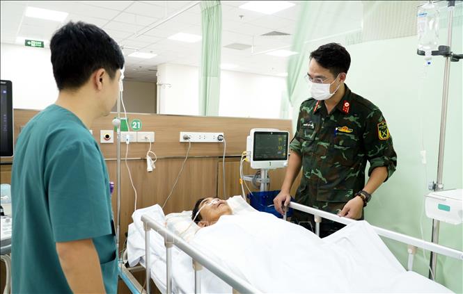 Người bệnh được chăm sóc, theo dõi tại Bệnh viện Quân y 175. Ảnh: TTXVN phát 
