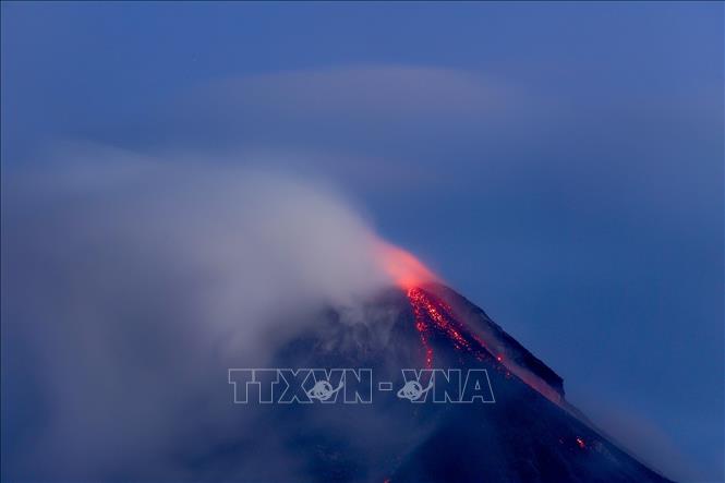 Dung nham phun trào từ miệng núi lửa Mayon ở tỉnh Albay, Philippines. Ảnh: THX/TTXVN