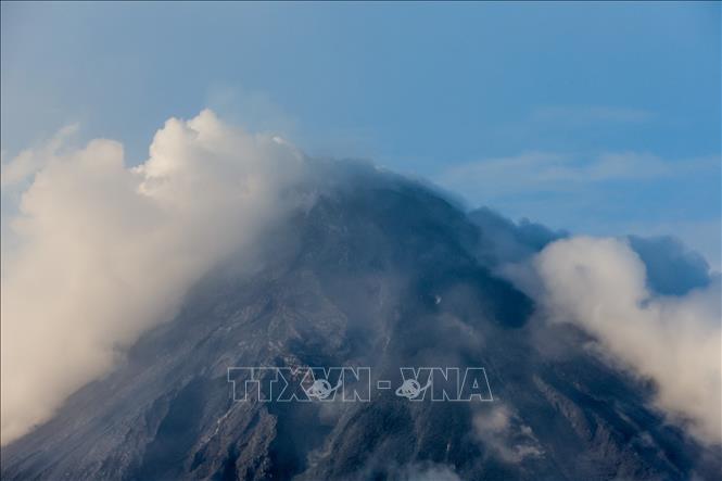 Tro bụi phun lên từ núi lửa Mayon ở tỉnh Albay, Philippines. Ảnh: THX/TTXVN