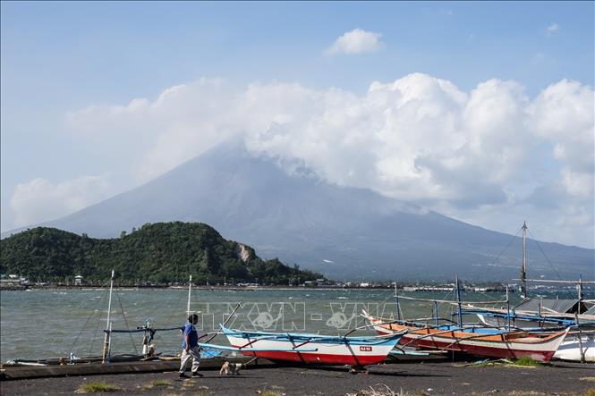 Tro bụi phun lên từ núi lửa Mayon ở tỉnh Albay, Philippines. Ảnh: THX/TTXVN