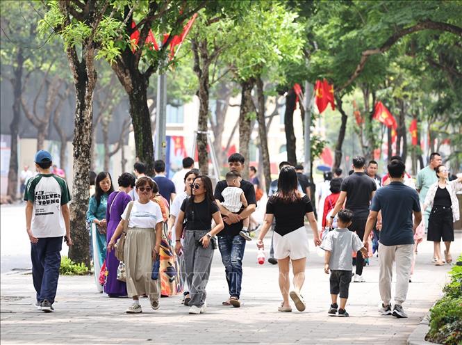 Du khách trong và ngoài nước tham quan, trải nghiệm tại phố đi bộ Hồ Gươm. Ảnh: Minh Đức – TTXVN
