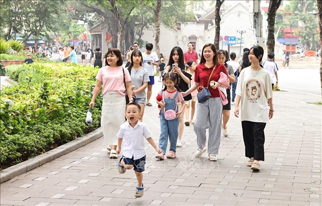 Du khách trong và ngoài nước tham quan, trải nghiệm tại phố đi bộ Hồ Gươm. Ảnh: Minh Đức – TTXVN