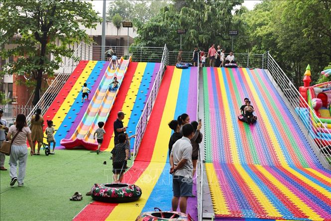 Các phụ huynh cho con em vui chơi tại Cung thiếu nhi Hà Nội. Ảnh: Minh Đức – TTXVN