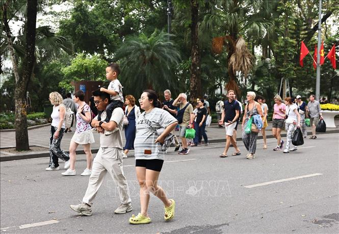 Du khách trong và ngoài nước tham quan, trải nghiệm tại phố đi bộ Hồ Gươm. Ảnh: Minh Đức – TTXVN