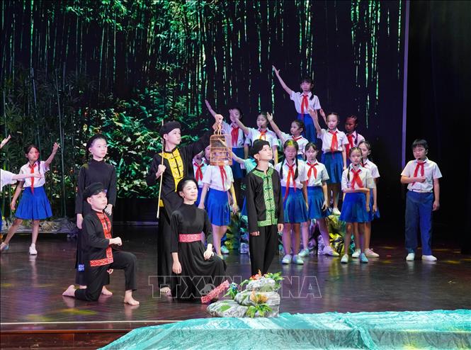 Vở “Nhạc kịch – Huyền thoại tuổi thiếu niên” được kết hợp hài hòa giữa âm thanh, ánh sáng, cảnh trí và lời thoại làm nổi bật tinh thần gan dạ, mưu trí của người Đội trưởng Kim Đồng. Ảnh: Trung Tuyến - TTXVN