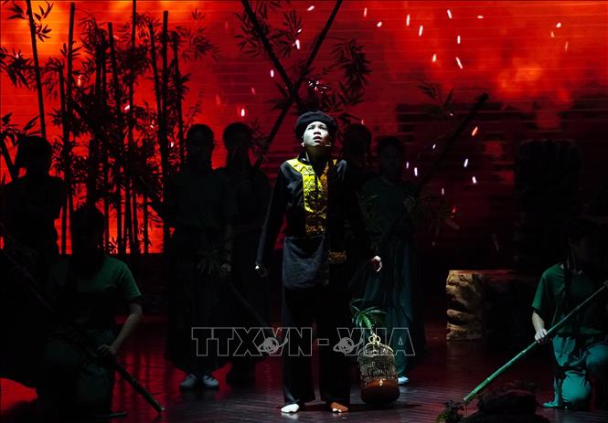 Bạn Nguyễn Trí Thành, Trường THCS Đống Đa (phường Thạnh Mỹ Tây) đóng vai anh hùng Kim Đồng trong vở “Nhạc kịch – Huyền thoại tuổi thiếu niên”. Ảnh: Trung Tuyến - TTXVN