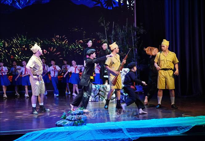Hình ảnh các anh hùng nhỏ tuổi – những Đội viên đầu tiên của Hội Nhi đồng Cứu quốc vẫn vui chơi bình thường trước cuộc tuần tra của quân địch. Ảnh: Trung Tuyến – TTXVN