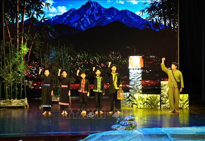 Hình ảnh những đội viên đầu tiên được kết nạp vào Hội Nhi đồng Cứu trong vở “Nhạc kịch – Huyền thoại tuổi thiếu niên”. Ảnh: Trung Tuyến - TTXVN