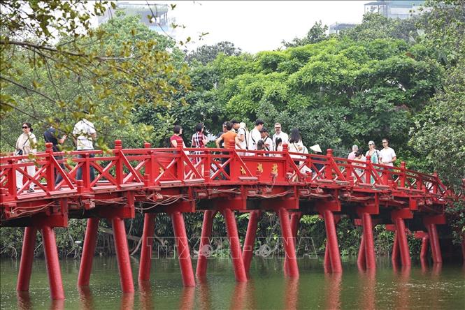 Du khách trong và ngoài nước tham quan đền Ngọc Sơn. Ảnh: Minh Đức – TTXVN