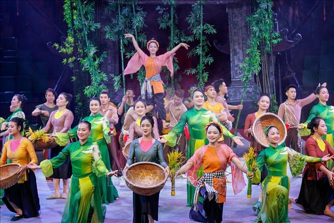 Tiết mục xiếc mang đậm dấu ấn ba miền tại chương trình. Ảnh: Khánh Hoà - TTXVN