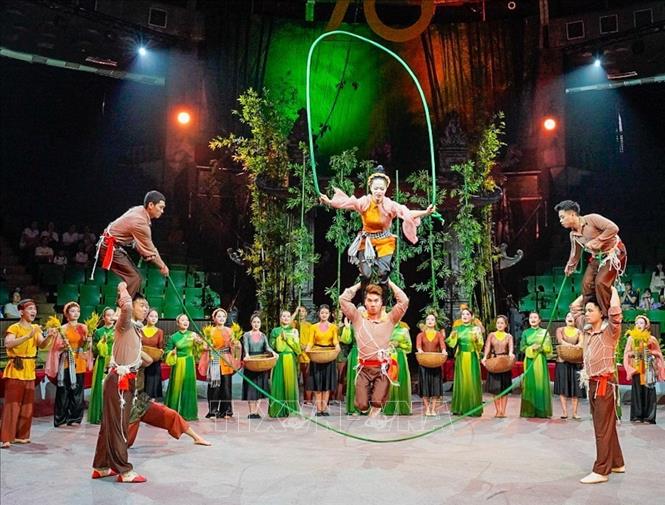 Tiết mục xiếc mang đậm dấu ấn ba miền tại chương trình. Ảnh: Khánh Hoà - TTXVN