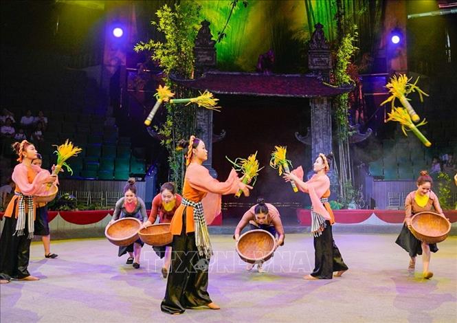 Tiết mục xiếc mang đậm dấu ấn ba miền tại chương trình. Ảnh: Khánh Hoà - TTXVN