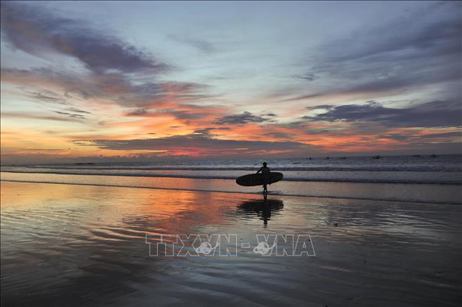 Cảnh hoàng hôn trên đảo Bali, Indonesia. Ảnh: THX/TTXVN