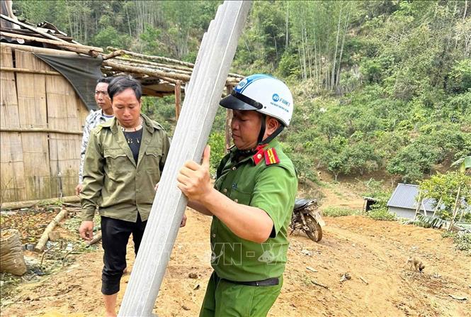 Công an xã Phiêng Khoài, tỉnh Sơn La hỗ trợ nhân dân sửa mái nhà bị hư hỏng bởi mưa đá, dông lốc. Ảnh: TTXVN phát