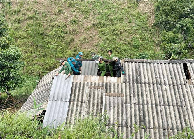 Công an xã Phiêng Khoài, tỉnh Sơn La hỗ trợ nhân dân sửa mái nhà bị hư hỏng bởi mưa đá, dông lốc. Ảnh: TTXVN phát