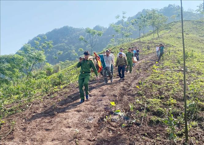 
Công an xã Tô Múa, tỉnh Sơn La phối hợp cùng lực lượng chức năng đưa một bệnh nhân trên địa bàn bị chấn thương nặng ở chân, có dấu hiệu liệt, không thể đi lại đi cấp cứu. Ảnh: TTXVN phát
