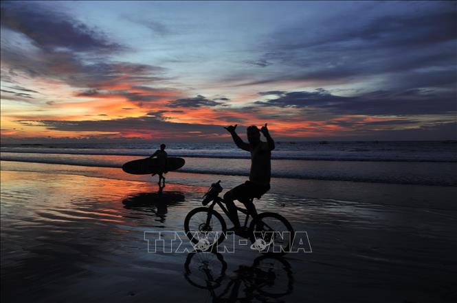 Cảnh hoàng hôn trên đảo Bali, Indonesia. Ảnh: THX/TTXVN