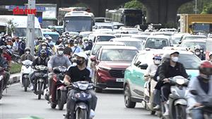 Công an Hà Nội chủ động phân luồng, đón người dân trở lại Thủ đô sau kỳ nghỉ lễ