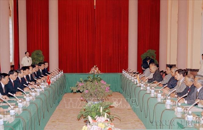 Thủ tướng Phan Văn Khải hội đàm với Thủ tướng Ấn Độ Atal Bihari Vajpayee thăm hữu nghị chính thức Việt Nam (Hà Nội, 8/1/2001). Ảnh: Thế Thuần – TTXVN

