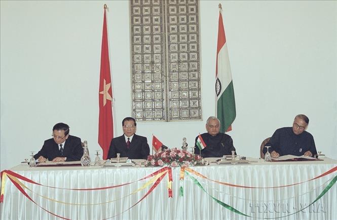 Tổng Bí thư Nông Đức Mạnh và Thủ tướng Atal Bihari Vajpayee chứng kiến Lễ ký 
